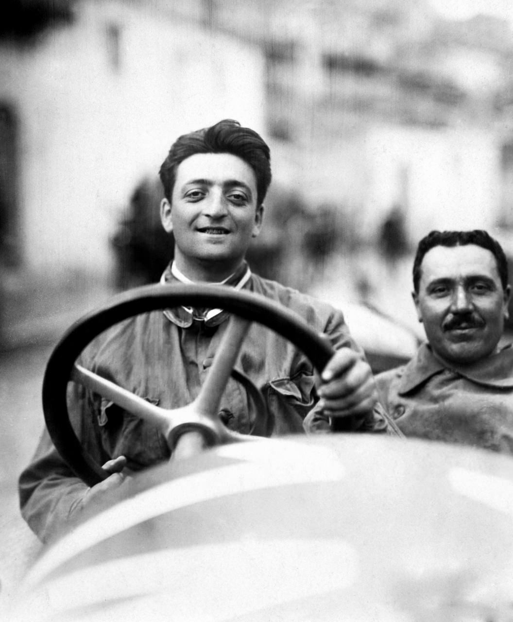 enzo ferrari y ozil