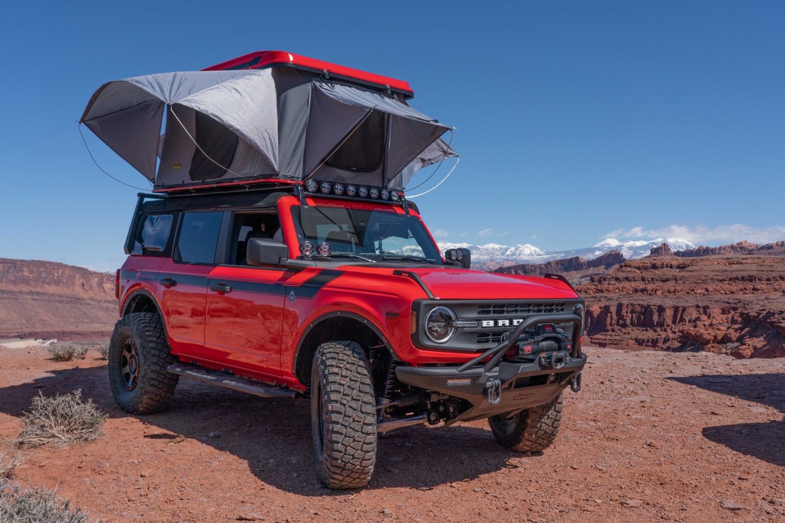 The Smittybilt Overlander Hard Shell Rooftop Tent Universal Fitment