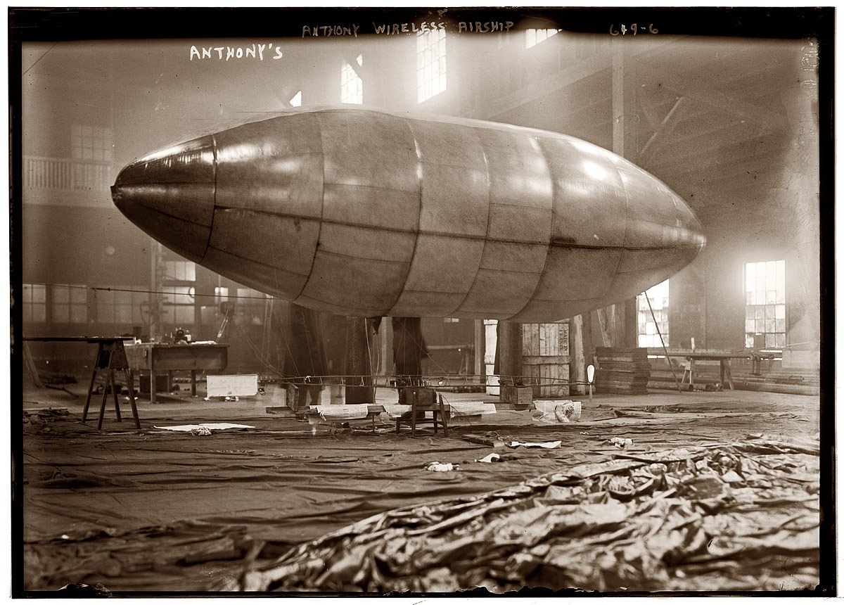 anthony_wireless_airship_small_powered_blimp_used_in_1912