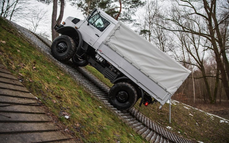 Mercedes-Benz-Unimog-U4000-side