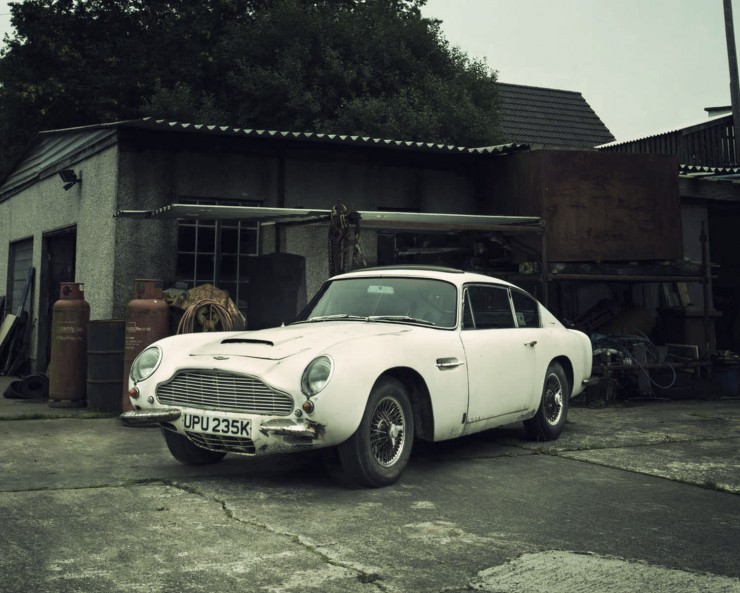 Aston Martin DB6 Front Side