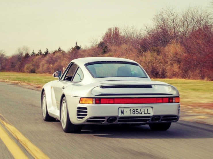 Porsche 959 back driving_Fotor