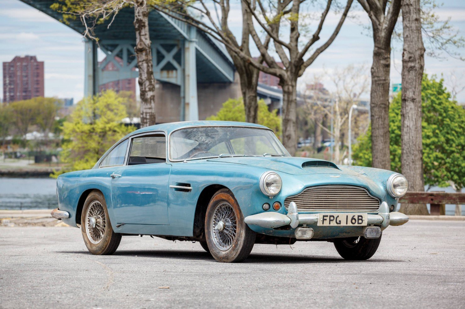 Aston_Martin_DB4_1