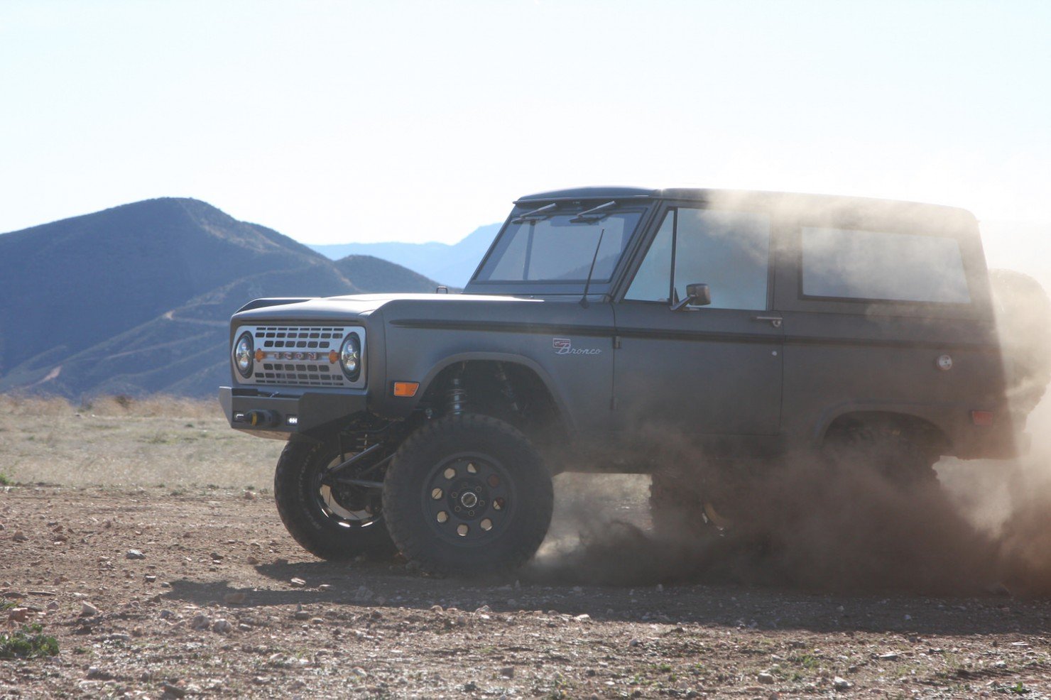 Bronco_Offroad_Profile_Dust