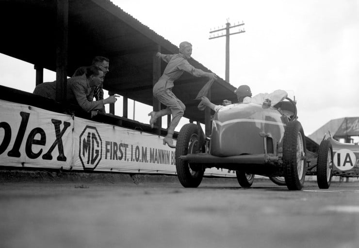 Doreen-Evans-taking-over-the-sash-during-the-Relay-Race-at-Brooklands.-July-19351