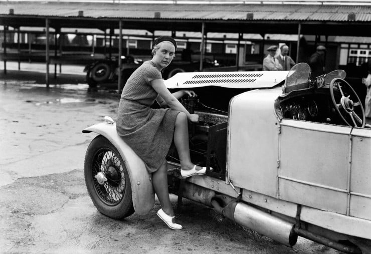 Kitty-Brunell-tunes-up-her-AC-Ace-Sports-engine-1932