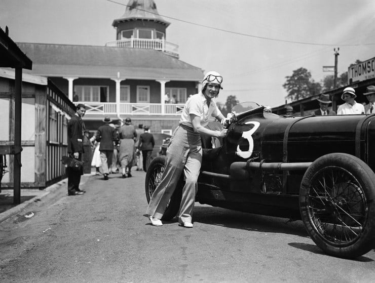 Miss-Paddy-Naismith-pushing-her-car-onto-the-track-for-one-of-the-events-at-Brooklands-England-on-June-5-1933