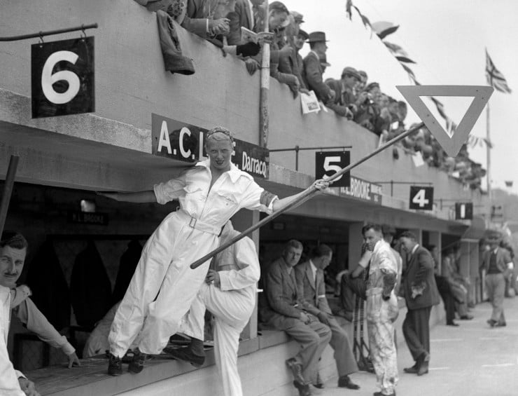 Mrs.-Aclace-signals-in-the-pits-during-the-JCC-200-Mile-Race-at-Brooklands.-August-1938