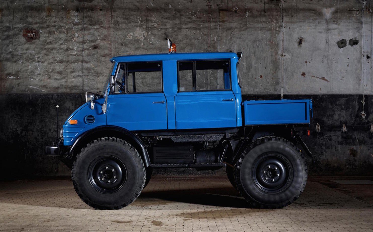 Mercedes-Benz Unimog 2