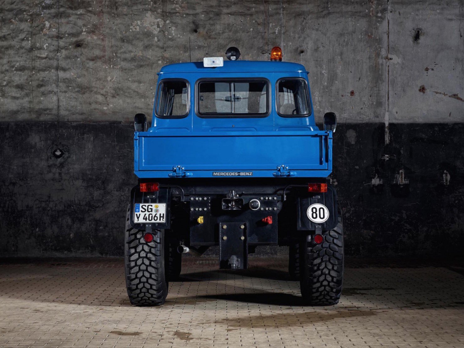 Mercedes-Benz Unimog 4