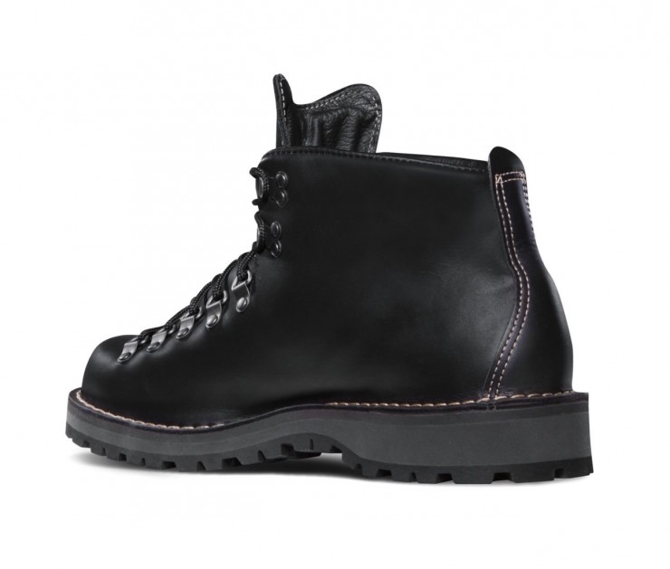 The Bond Boot DANNER MOUNTAIN LIGHT II 1