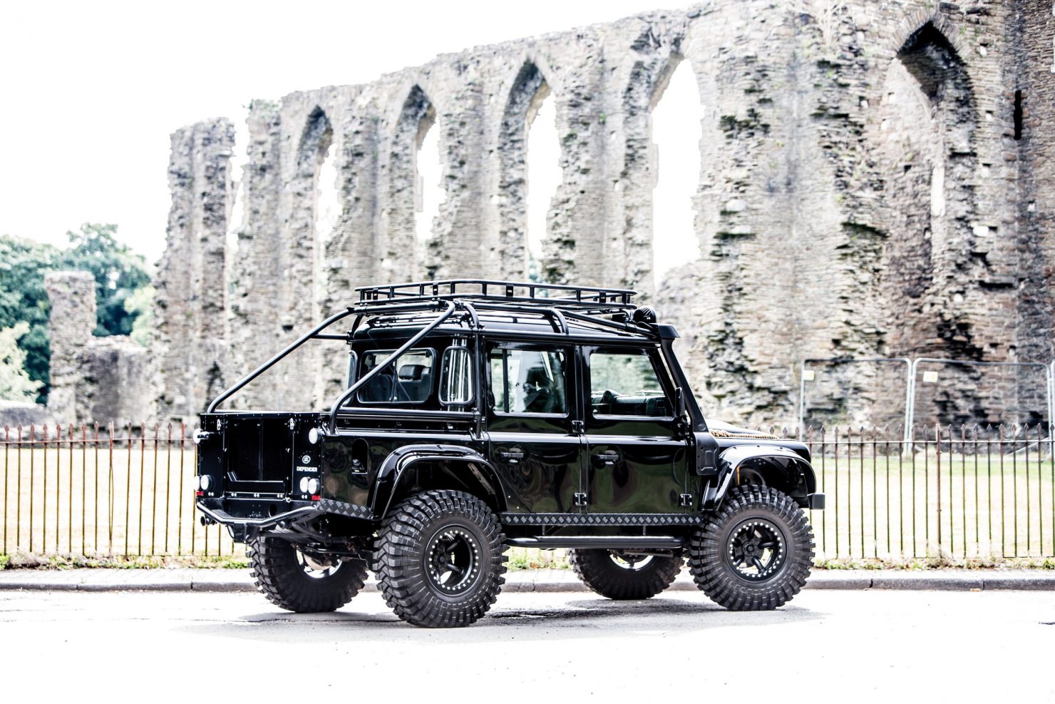 Land Rover builds James Bond-inspired Defender rally car - Autoblog