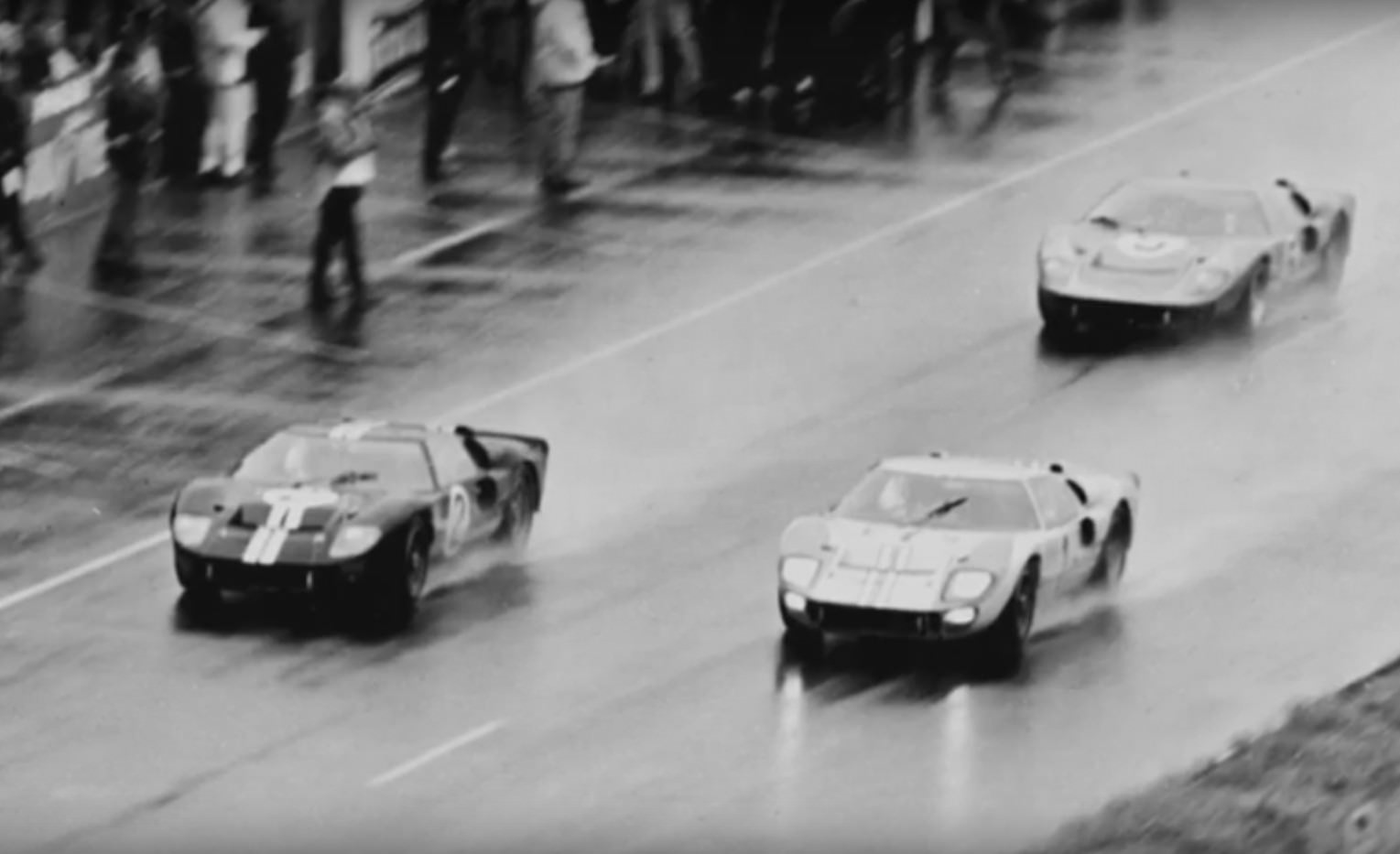 Ford-Gt40-And-Ferrari-At-1966-Le-Mans-Race-Images
