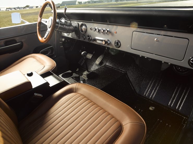 Interior do Ford Bronco Restomod