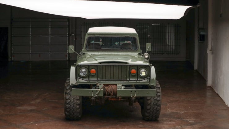 Frente de caminhonete Kaiser Jeep M715 personalizada