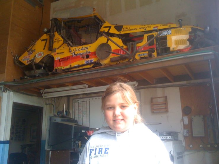 2011, carro de corrida encontrado em Eugene Oregon na loja de corrida de Lyndy Thompson (filha de Mickey) com minha filha Hanna.  Crédito da foto Rory Ward