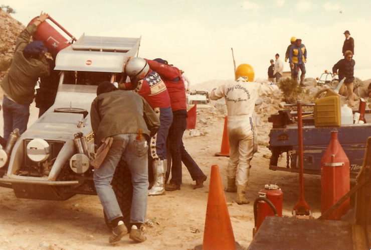 Primeira corrida, 1978 Mexicali 300, Mickey Thompson (capacete prateado) e Danny Thompson (capacete amarelo) trocam de piloto em 1978. Crédito da foto Bruce Parrish