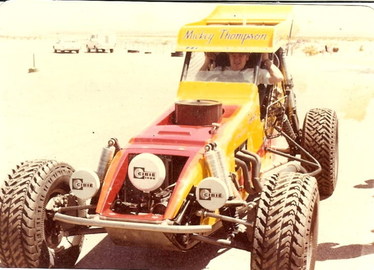 Mickey Thompson amarrando-se no Challenger IV durante o teste antes do MINT 400 de 1978 após adicionar 8 distâncias entre eixos ao carro após o acidente.  Foto de Bruce Parrish