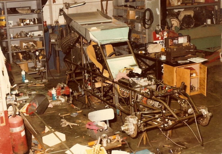 A construção do Challenger IV nas instalações de Mickey Thompson no sul da Califórnia em 1977. Crédito da foto Bruce Parrish