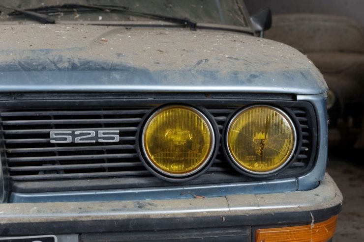 BMW 525 E12 Yellow Headlights