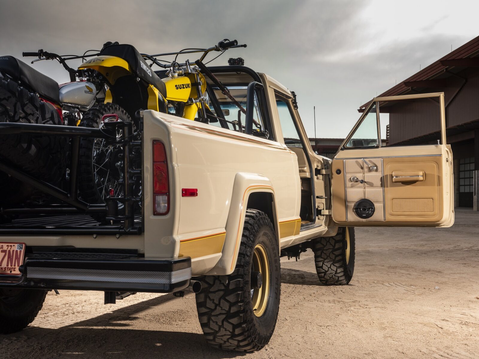 Jeep J10 Golden Eagle Pickup Back 1