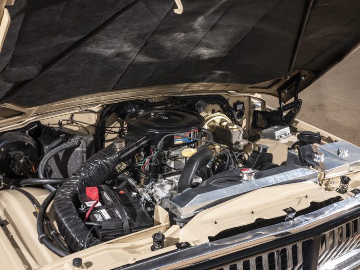 Jeep J10 Golden Eagle Pickup V8 Engine