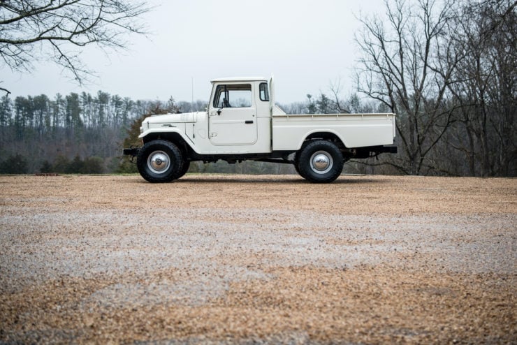 Toyota FJ45 Land Cruiser Side