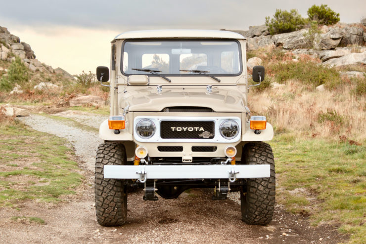 Toyota Land Cruiser FJ40 Front