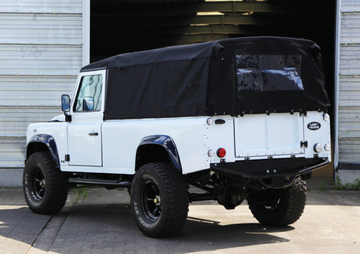 Land Rover Defender 110 V8 Back