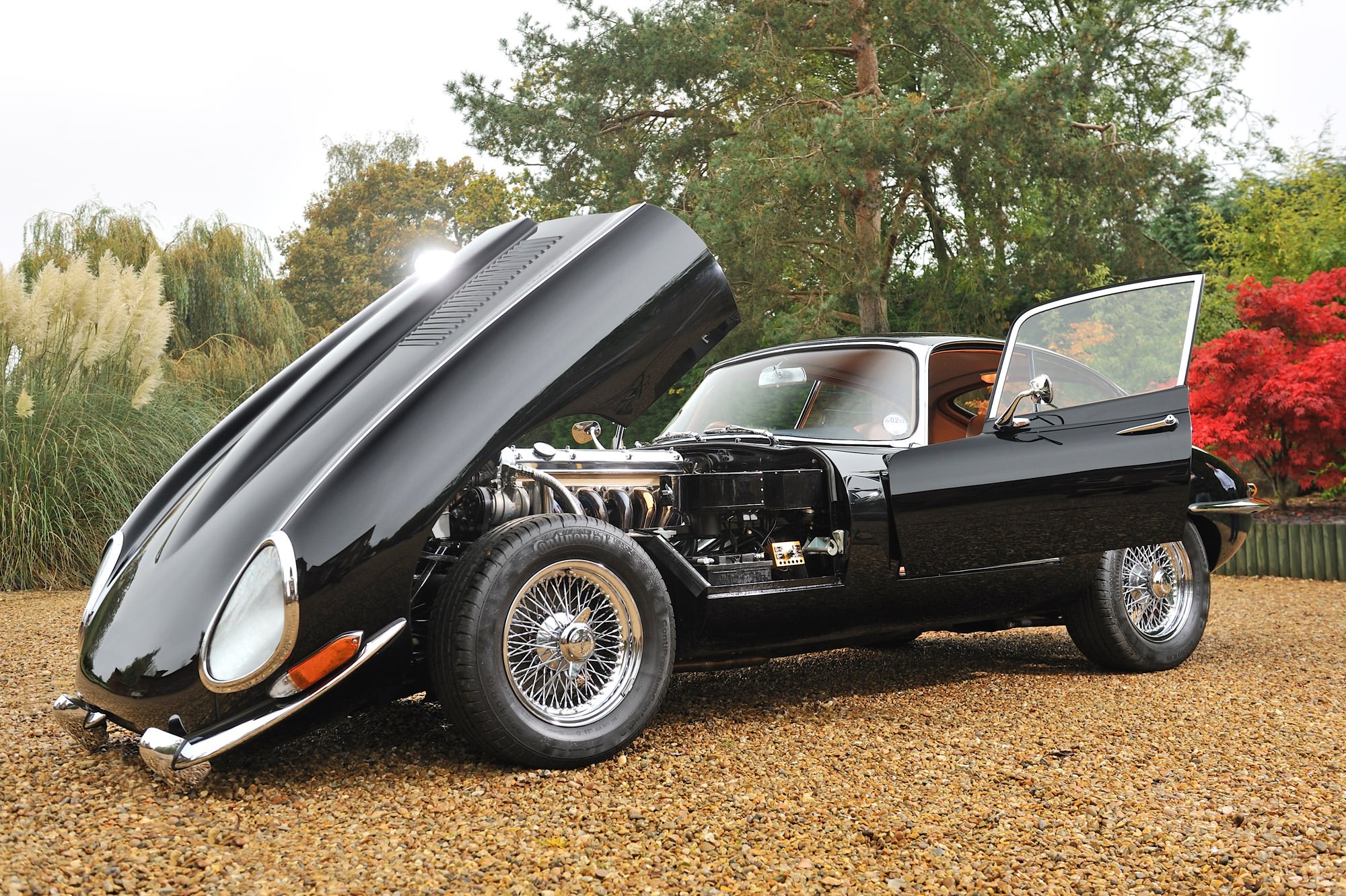 Video] Incredible Jaguar E-type series 1 track battle