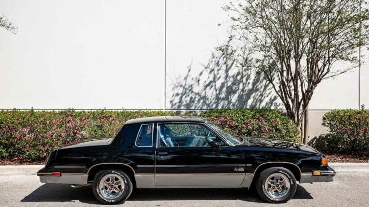 Oldsmobile 442 Side