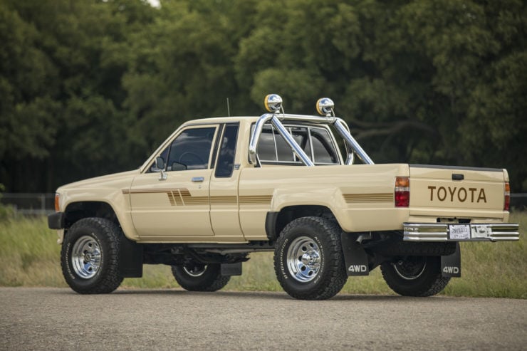 Toyota 4×4 Pickup HiLux Back