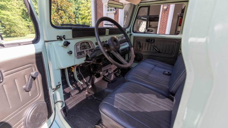 Interior da picape Toyota FJ45 Land Cruiser