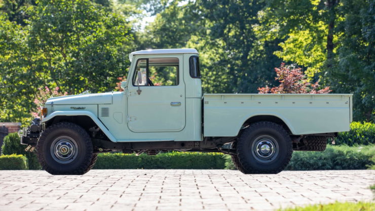 Lado da pickup Toyota FJ45 Land Cruiser