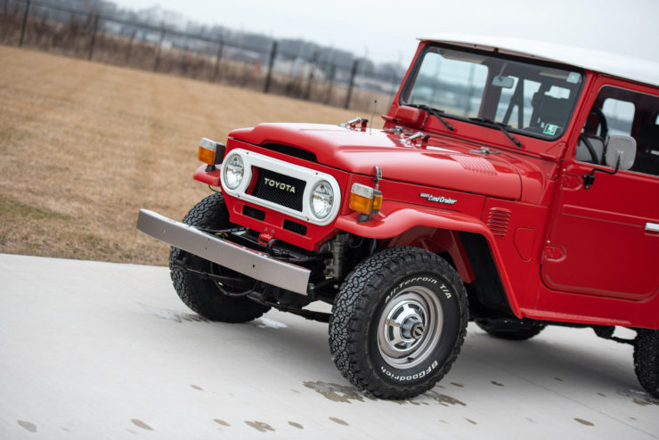 Toyota FJ40 Land Cruiser Front 2