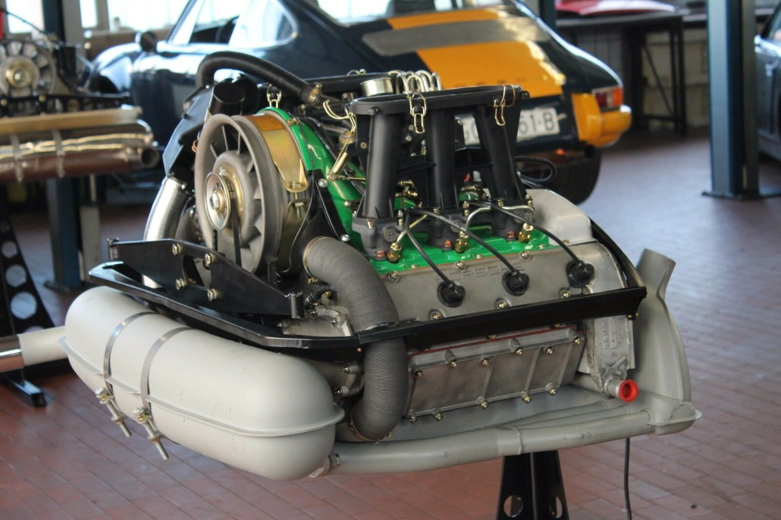 Porsche 911 2.4 MFI Engine