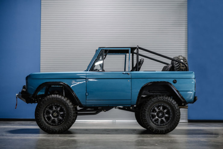 Ford Bronco Custom 4