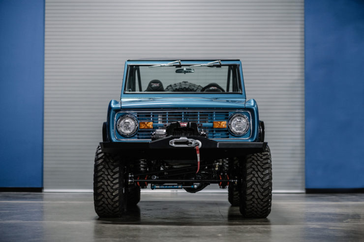 Ford Bronco Custom 6