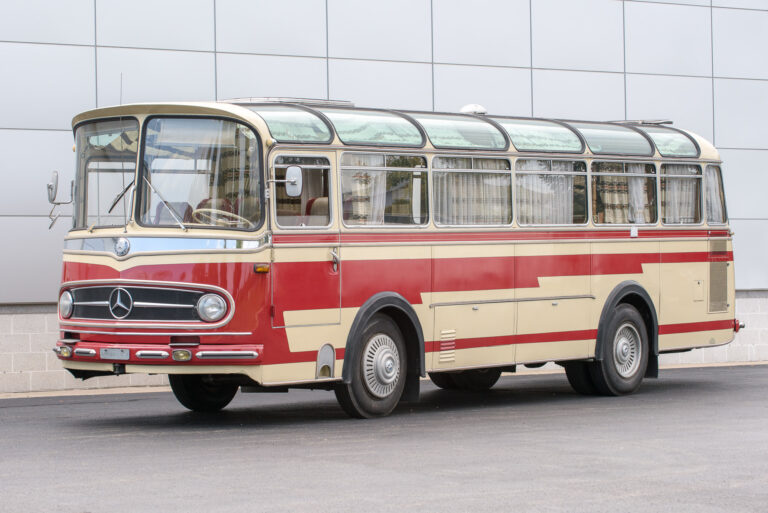 Alter Mercedes Bus