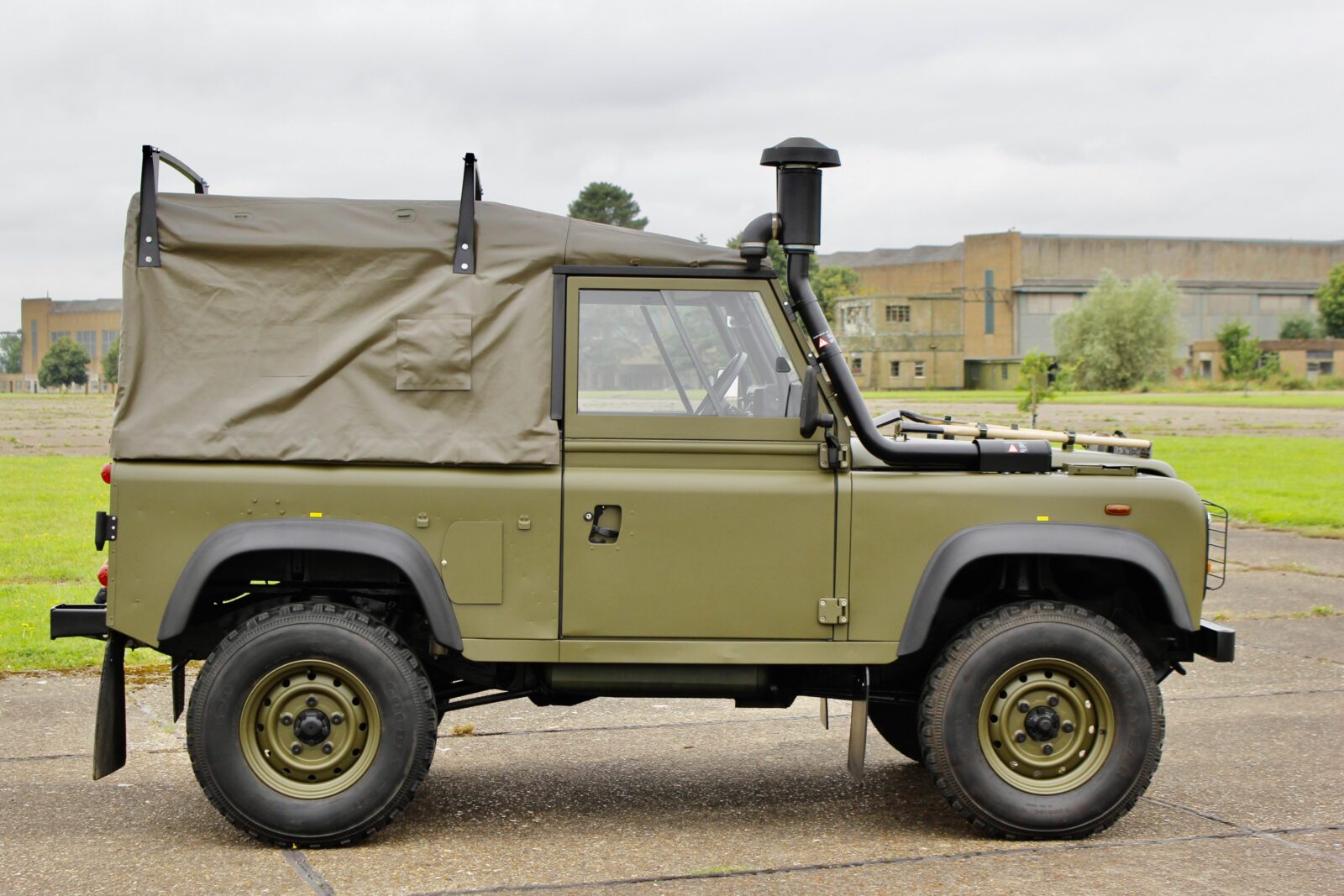 The Rare Land Rover Winter Water Wolf A Defender For The Royal Marines