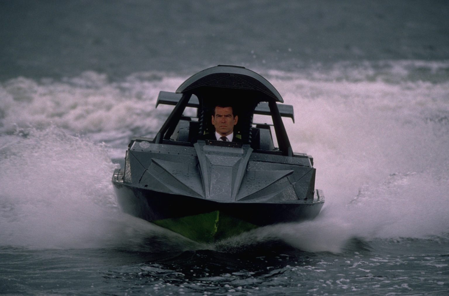 james bond the world is not enough boat