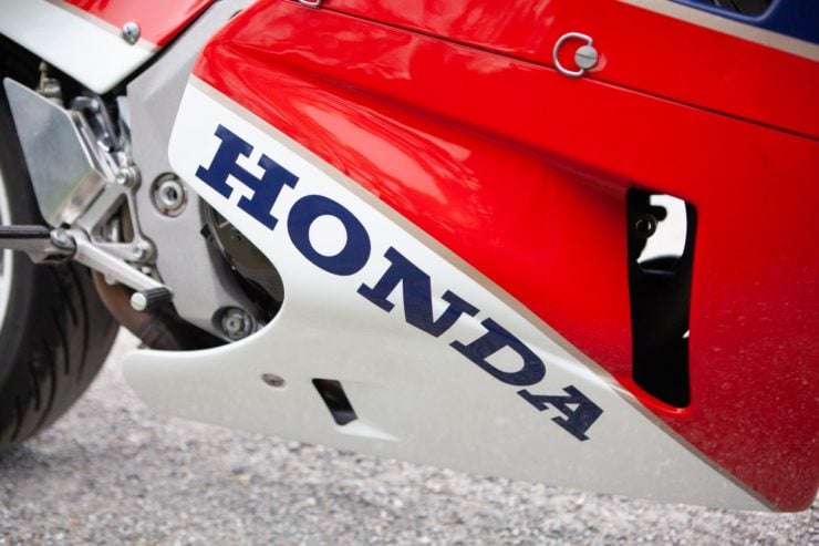 Honda VFR750R RC30 18