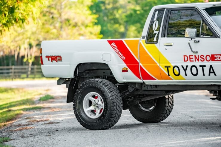 Toyota Pickup Truck Xtracab SR5 4×4 Hilux 12