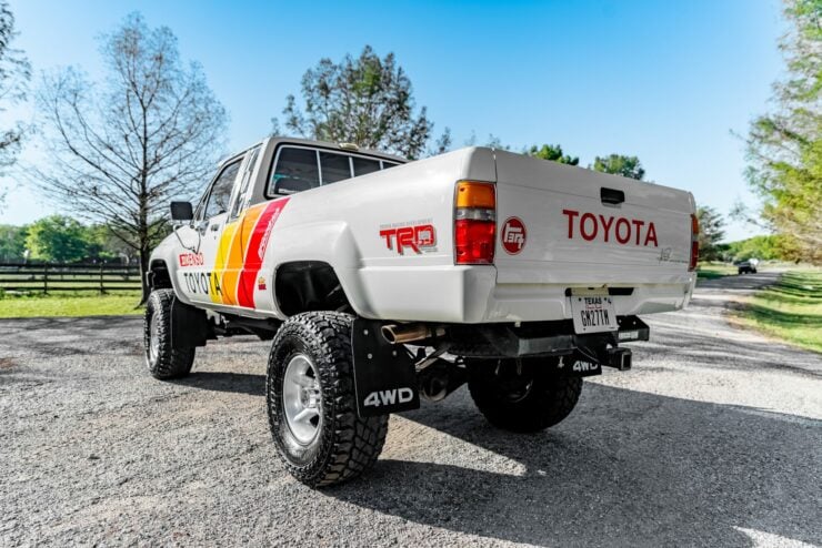 Toyota Pickup Truck Xtracab SR5 4×4 Hilux 18