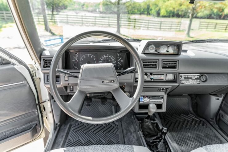 Toyota Pickup Truck Xtracab SR5 4×4 Hilux 16