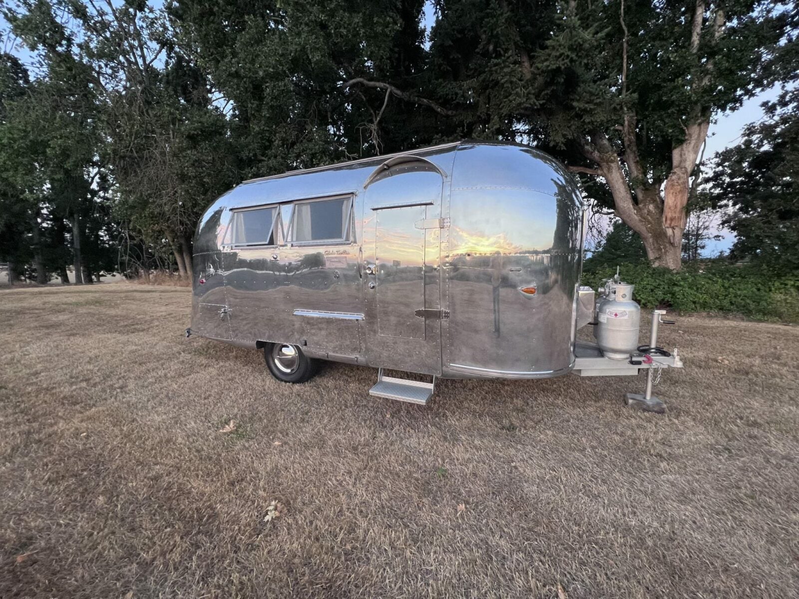 Retro Home On Wheels: A 1962 Airstream Globe Trotter