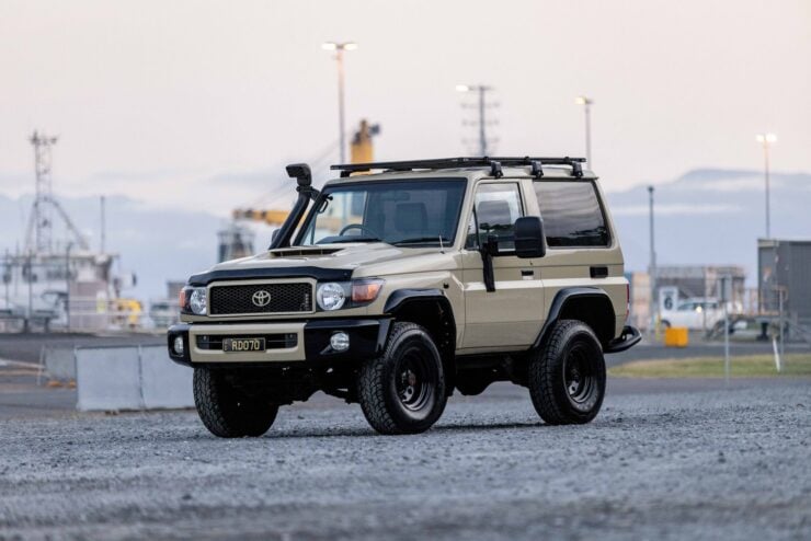 Toyota Land Cruiser PZJ70 2