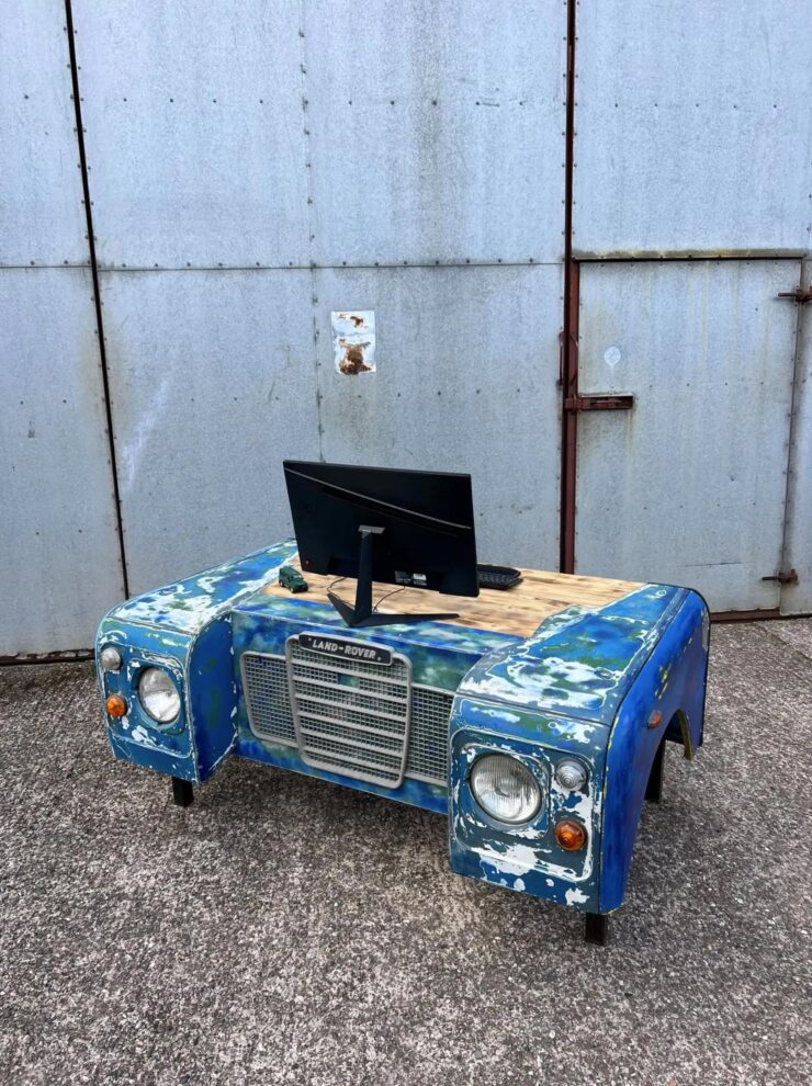 Land Rover Desk 2