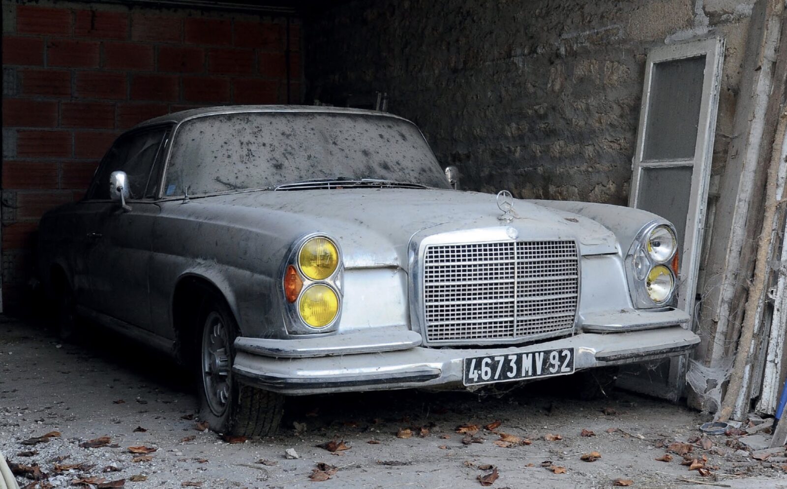 Mercedes-Benz 280SE 3.5 Barn Find