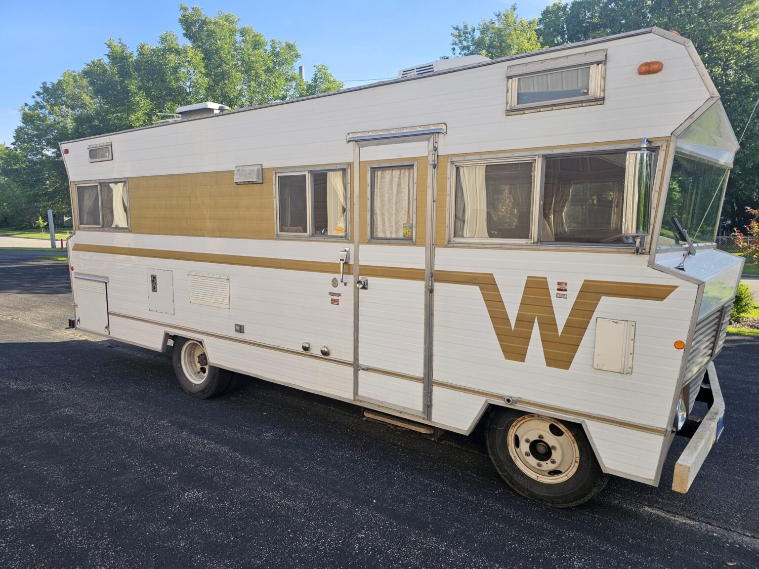 Retro Home-On-Wheels: A 1969 Winnebago D22 Motorhome